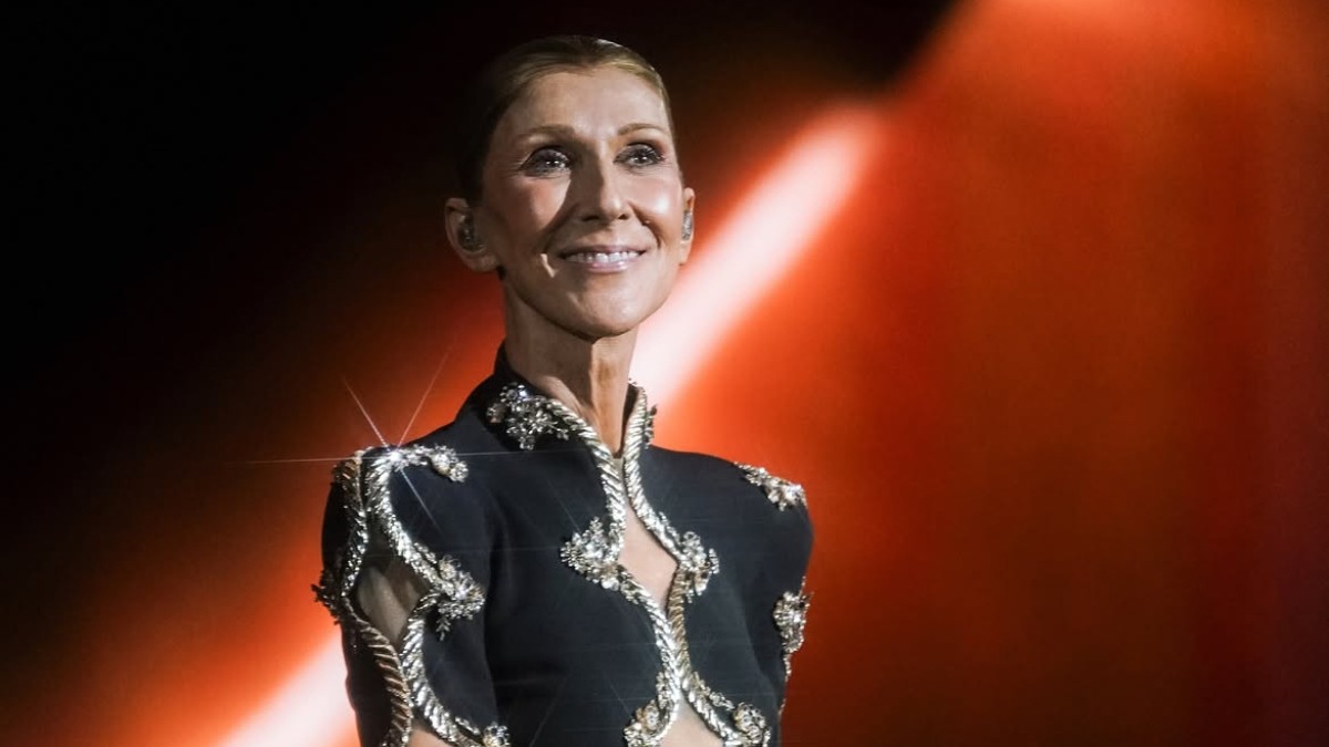 Celine Dion a căzut pe scenă în timpul unui concert la Paris