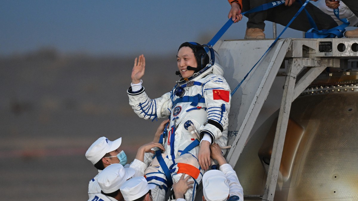 Kineski astronauti iz misije Šendžou-21 sleteli na Zemlju