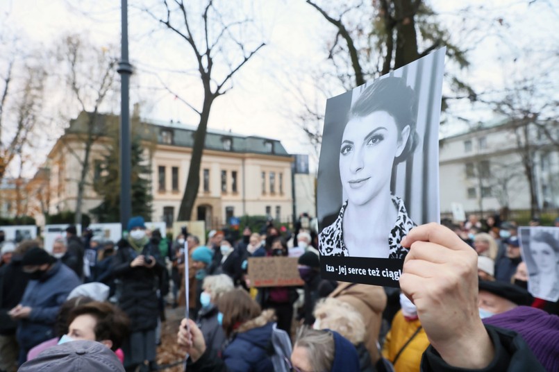 Warszawa, 06.11.2021. Protest pod hasłem "Ani jednej więcej" przed Trybunałem Konstytucyjnym w Warszawie, 6 bm. Protest przeciwników ograniczania dostępu do aborcji zorganizowany został po śmierci 30-letniej ciężarnej kobiety z Pszczyny. Demonstranci mają przejść przed siedzibę Ministerstwa Zdrowia. Protesty odbywają się też w innych miastach Polski. (sko) PAP/Leszek Szymański