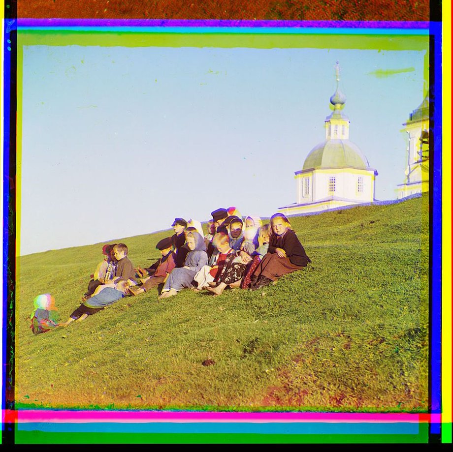 A group of children pose in 1909.