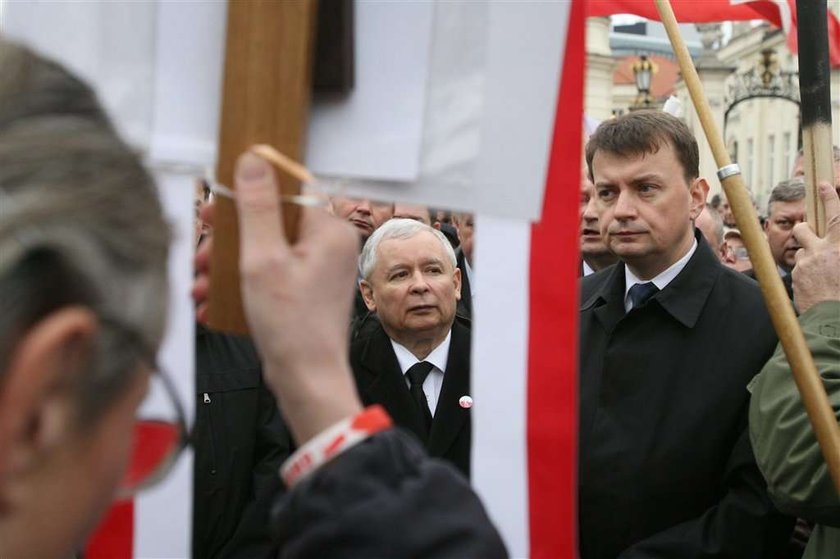 Kaczyński lansuje sie pod krzyżem