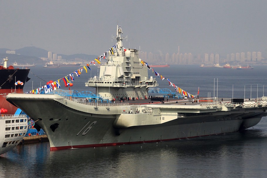 Liaoning, pierwszy chiński lotniskowiec. Wszedł do służby w 2012 r. 