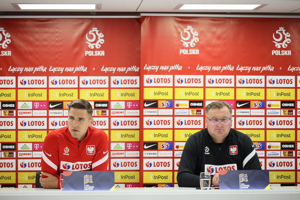 Obrońca piłkarskiej reprezentacji Polski Jan Bednarek (L) i selekcjoner Czesław Michniewicz (P) podczas konferencji prasowej w Rotterdamie