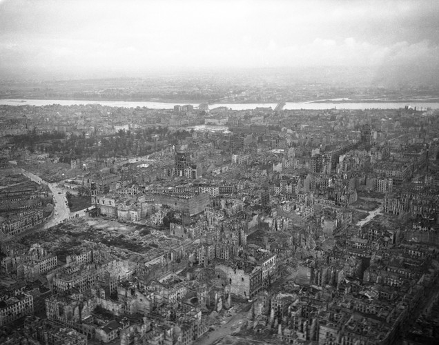 Fotografia lotnicza Warszawy wykonana w 1945 roku, prawdopodobnie z pokładu radzieckiego samolotu