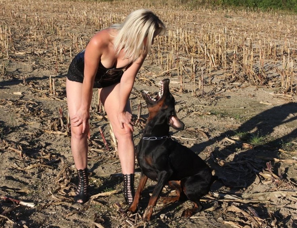 Erotyczna burza na Facebooku. Radna rozebrała się do rosołu