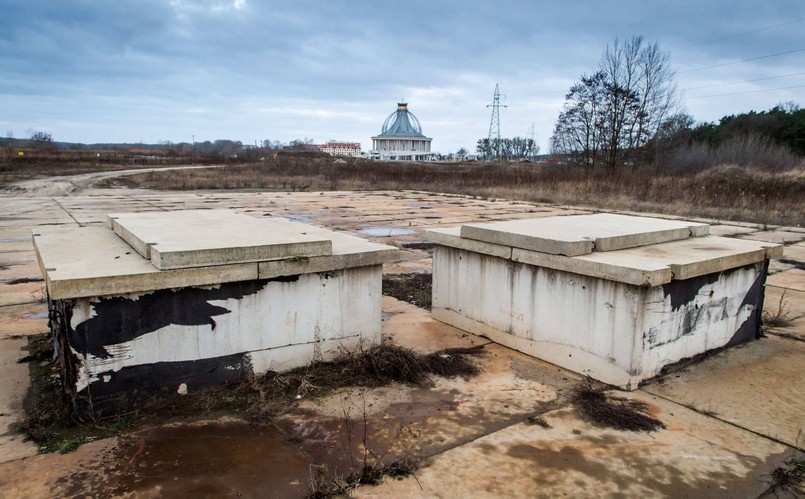 Miejsce, gdzie stała wiertnia odwiertu geotermalnego Fundacji Lux Veritatis, na terenie należącym do redemptorystów przy toruńskim Porcie Drzewnym. Narodowy Fundusz Ochrony Środowiska i Gospodarki Wodnej oraz Fundacja Lux Veritatis, której prezesem i założycielem jest ojciec Tadeusz Rydzyk, zawarły 22 lutego ugodę. Fundacja otrzyma ponad 26 mln zł odszkodowania za wcześniejsze cofnięcie dofinansowania projektu geotermii toruńskiej