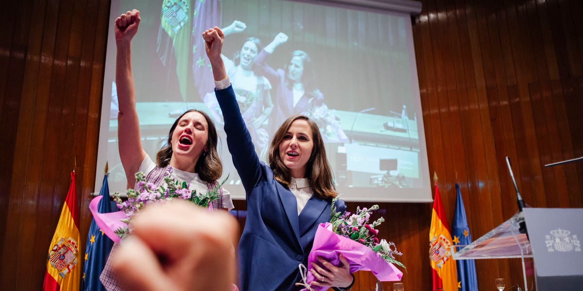 Irene Montero, minister ds. równości (z lewej) i Ilone Belarra, minister praw społecznych (po prawej) żegnają się ze stanowiskami.