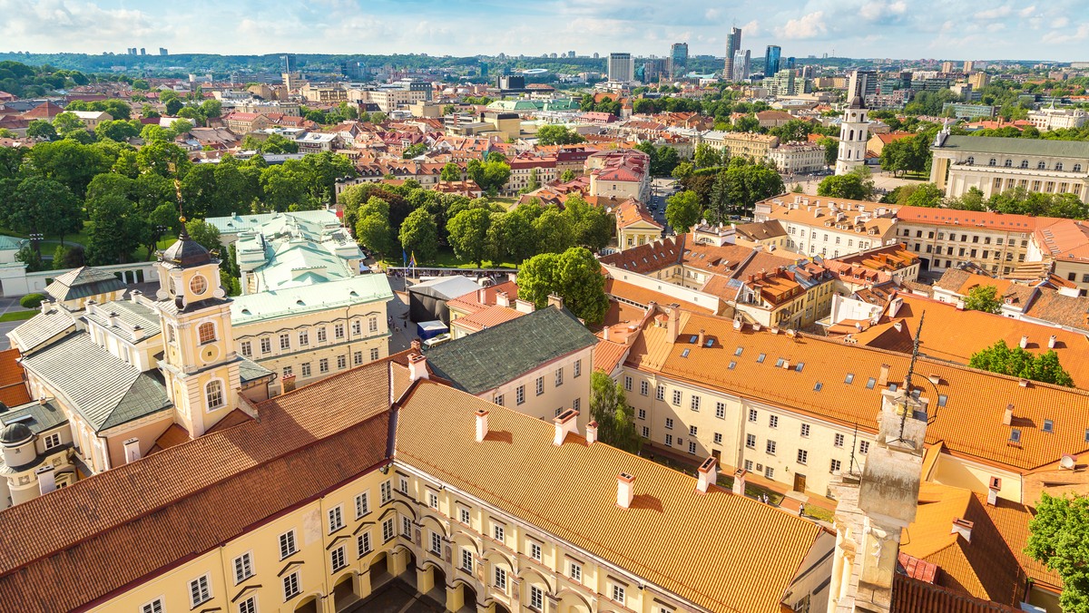 Prawie 19 mln zł przekaże ministerstwo nauki i szkolnictwa wyższego na remont i rozbudowę budynku wileńskiej filii Uniwersytetu w Białymstoku (UwB). Dizś w Białymstoku umowę w tej sprawie podpisał wicepremier, minister nauki Jarosław Gowin i władze uczelni. Uczelnia wyłoży 4,2 mln zł.