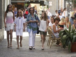 Szałowo! Żadna koronowana głowa nie wygląda w casualowych stylizacjach tak jak królowa Letizia. FOTO