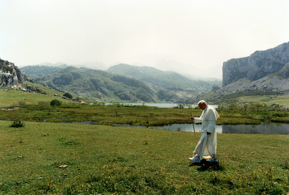 Jan Paweł II spaceruje w Hiszpanii, 1989 r.