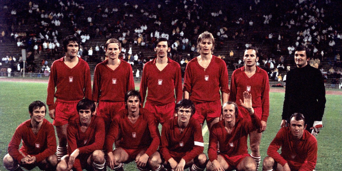 Reprezentacja Polski przed finałem igrzysk olimpijskich w 1972 (2:1 z Węgrami). Włodzimierz Lubański w środku na dole, z opaską kapitana.