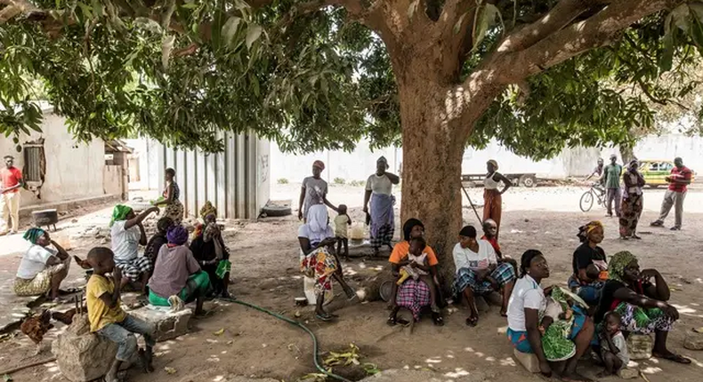 Des Gambiens déplacés de la frontière avec le Sénégal, à leur arrivée dans le village de Bujinha, le 15 mars 2022. — AFP