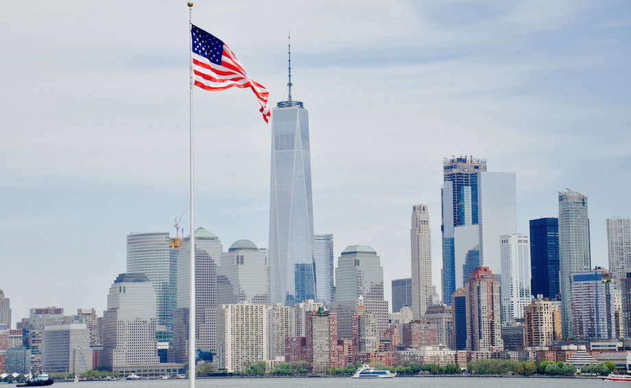 1 World Trade Center, nazywany wcześniej Wieżą Wolności, liczy 1776 stóp (514 metrów) wysokości, co nawiązuje do roku ogłoszenia Deklaracji Niepodległości. Stoi w miejscu zniszczonych wież WTC. Jest najwyższym budynkiem w USA. Projektował go m.in. Daniel Liebeskind, polsko-amerykański architekt, autor początkowej koncepcji budynku. 