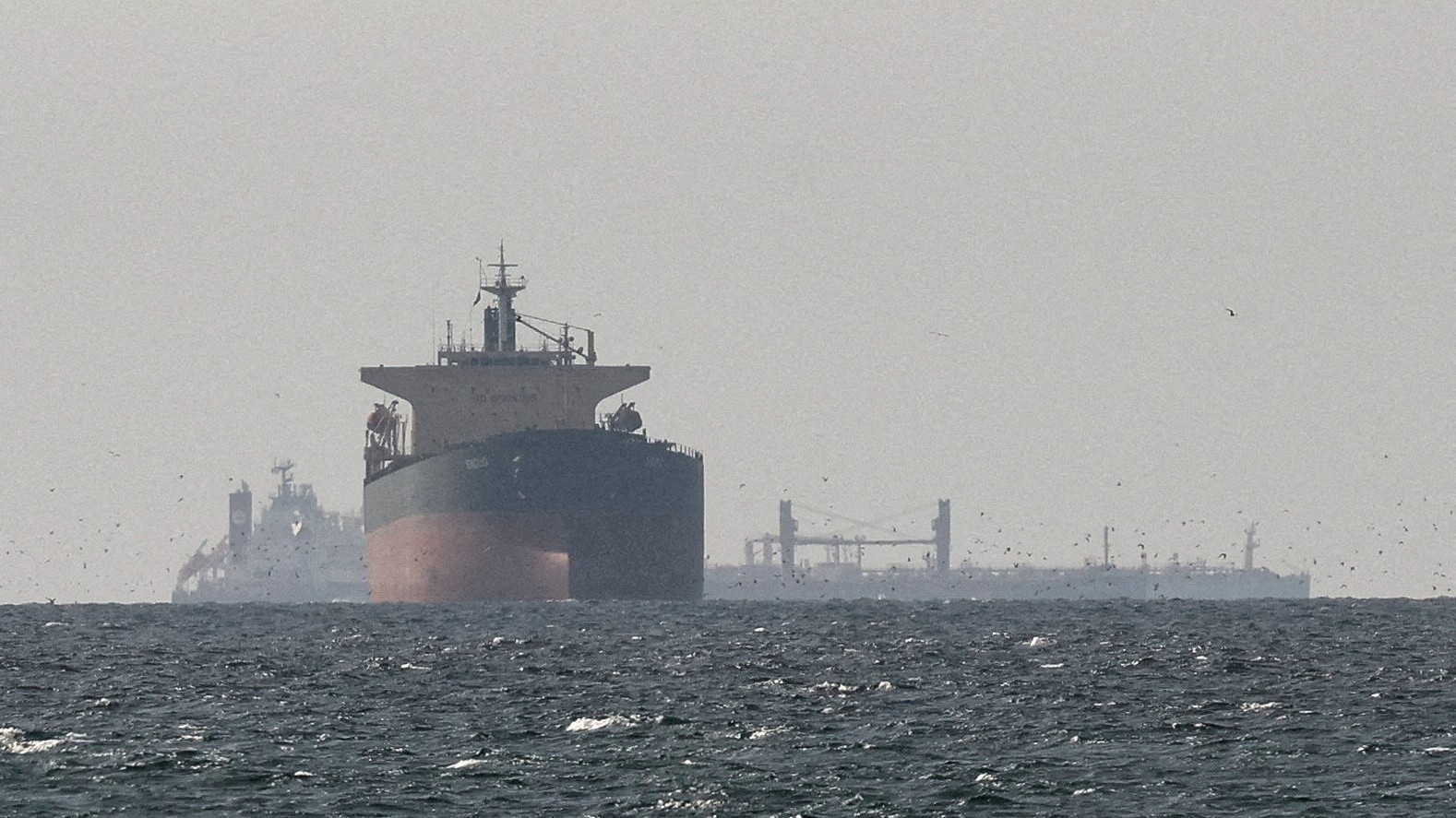 Nákladné lode v Perzskom zálive, v blízkosti Hormuzského prielivu, pohľad zo severnej časti Ras al-Khaimah, neďaleko hranice s ománskou správnou oblasťou Musandam.