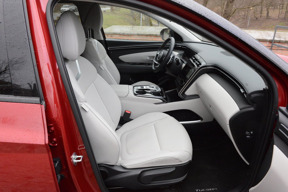 Hyundai Tucson ma starannie wykończoną kabinę, w której - w bogato wyposażonej wersji - znajdziemy sporo elementów obłożonych ekologiczną skórą.