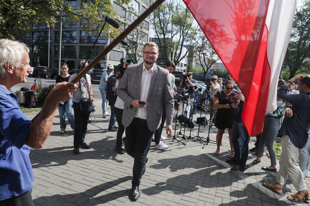 Woś pojawił się w prokuraturze. "Jestem ścigany. Chcą mnie wsadzić do więzienia na 10 lat"