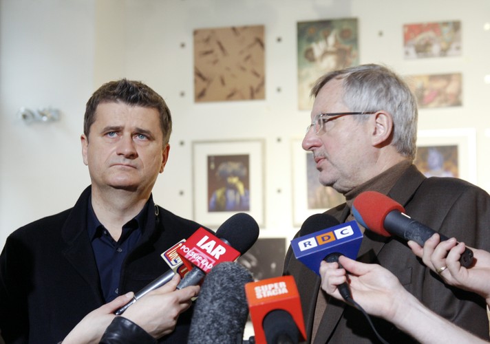 Rok 2013 może też przynieść zmiany po lewej stronie polskiej sceny politycznej. Po odejściu z SLD europosła Marka Siwca, który podjął rozmowy z Januszem Palikotem, pojawiły się komentarze o możliwości powstania nowego ugrupowania lewicowego.<br>
Siwiec i Palikot zgodnie deklarowali, że chcieliby porozmawiać z b. prezydentem Aleksandrem Kwaśniewskim o tym, czy byłaby jakaś szansa na budowę nowej formacji na lewicy, która byłaby w stanie powalczyć o 20-30 proc. poparcia. O potrzebie dyskusji i refleksji na temat przyszłości lewicy mówi też senator niezależny Włodzimierz Cimoszewicz, który rozmawiał z Kwaśniewskim. SLD uważa odejście Siwca za błąd, szef Sojuszu Leszek Miller uznał krok Siwca za 