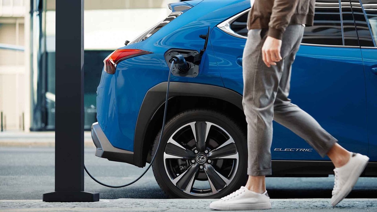 Dokładnie zarejestrowanych było 20 181 takich e-aut, z czego 9 751 sztuk stanowiły modele "czysto" elektryczne (48,3 proc. parku), a 10 430 sztuk - hybrydy plug-in (udział 51,7 proc.).