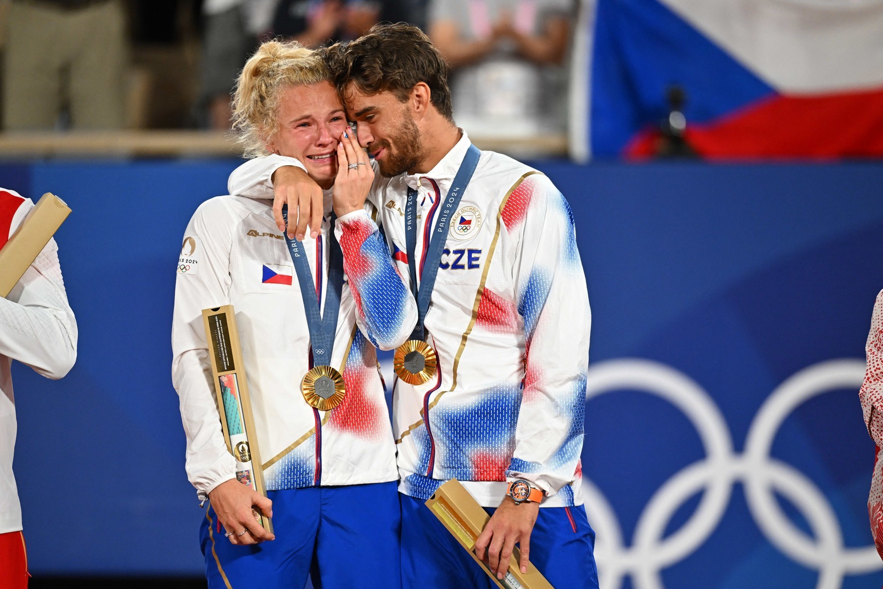 Český pár Kateřina Siniaková a Tomáš Macháč na letných olympijských hrách v Paríži vyhrali zlato.