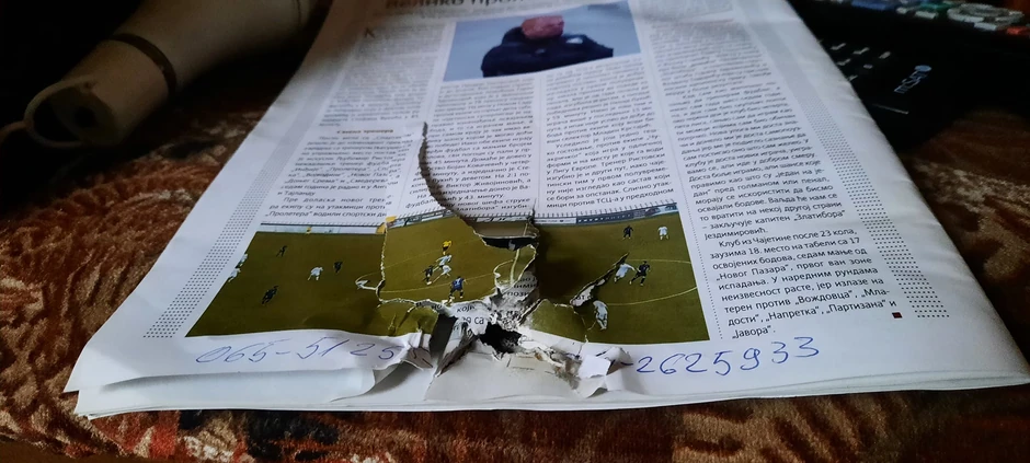 Prvi list novina probušen je kao olovkom, poslednji kao da je kroz njega prošla sačma