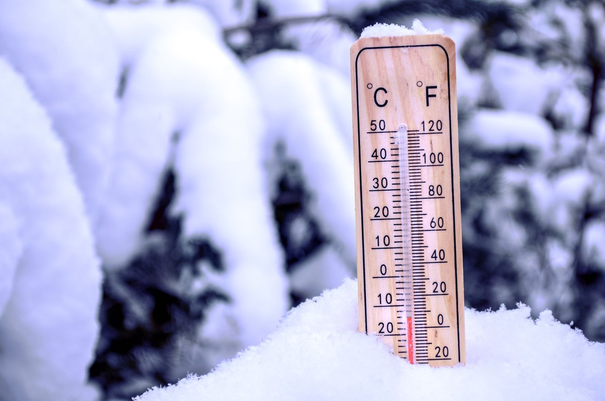 Termometr z zaspie śniegu