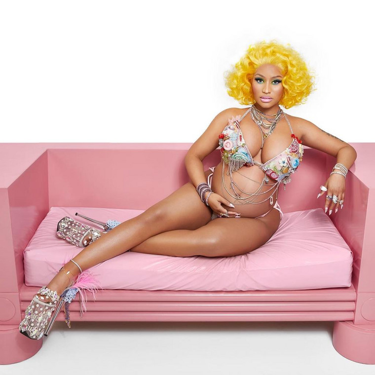 Nicki Minaj announces pregnancy with baby bump photos