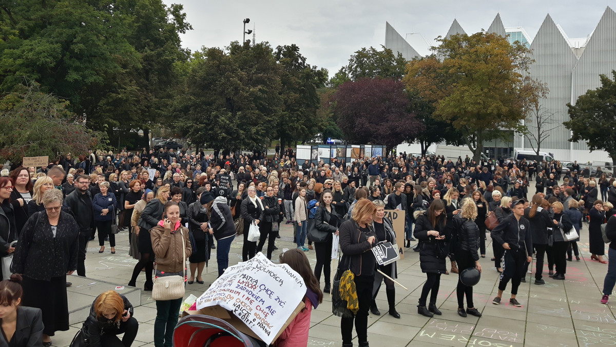 Kilka dni temu przed szczecińskim sądem zapadł wyrok w sprawie przerobienia symbolu "Polska Walcząca" podczas "czarnego protestu", który odbył się w październiku w Szczecinie. Protestująca kobieta została uniewinniona. Głos w sprawie zabrał autor zawiadomienia do policji.