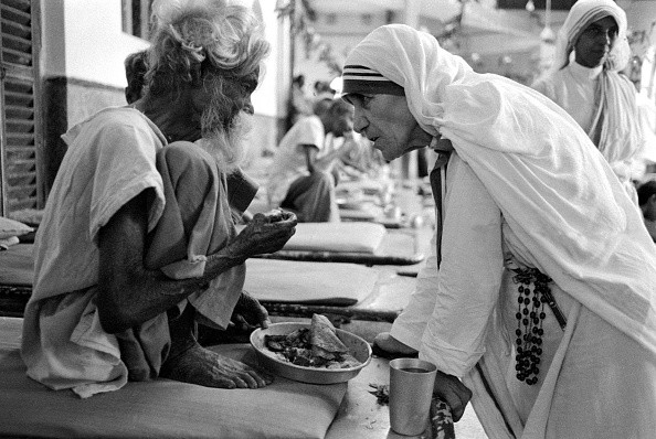 Matka Teresa prowadziła zakon jak sektę? Misjonarki Miłości zabierają głos