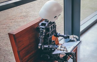 Pierwsza firma wykorzystuje generatywną AI do odpowiadania na e-maile. Gdzie?