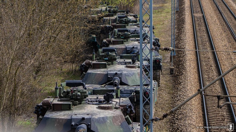 Należące do 1. Warszawskiej Brygady Pancernej czołgi M1A1 Abram w trakcie transportu koleją.