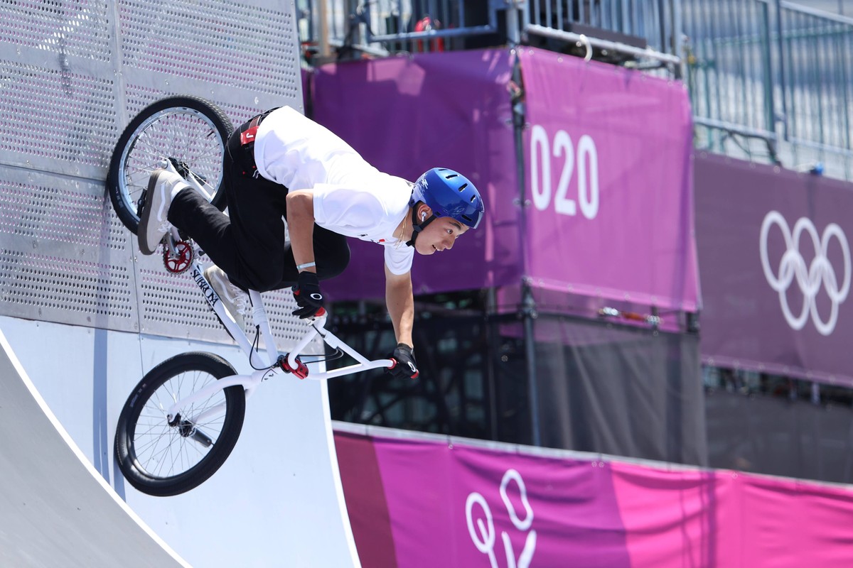 Japończyk Rim Nakamura podczas finału stylu dowolnego BMX na igrzyskach olimpijskich w Tokio