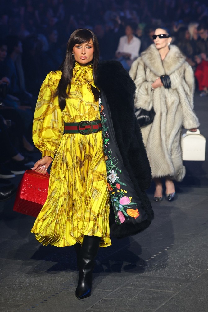 Paris Hilton na Gucci cruise reviji