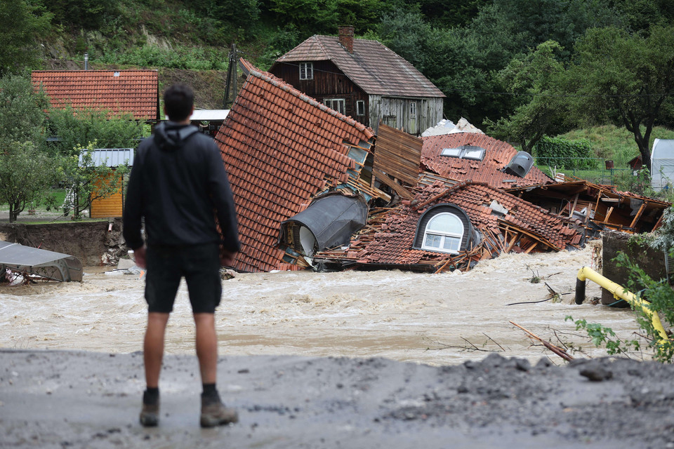 Widok zniszczeń spowodowanych powodzią w Prevalje, Słowenia, 6 sierpnia 2023 r.