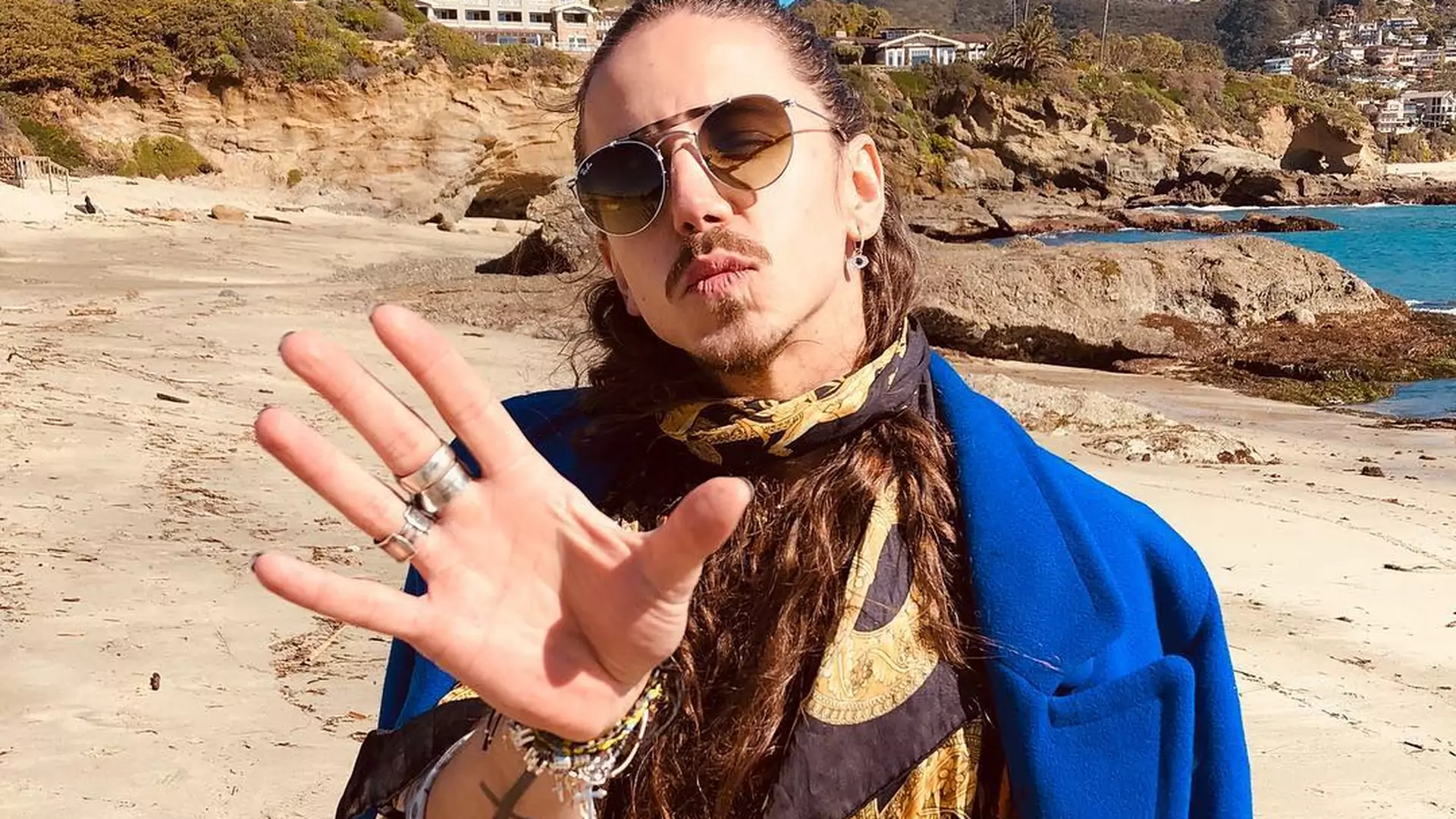 "Ty masz mnie za głupią dzikuskę..." - Michał Szpak "wykonuje" utwór z filmu Pocahontas