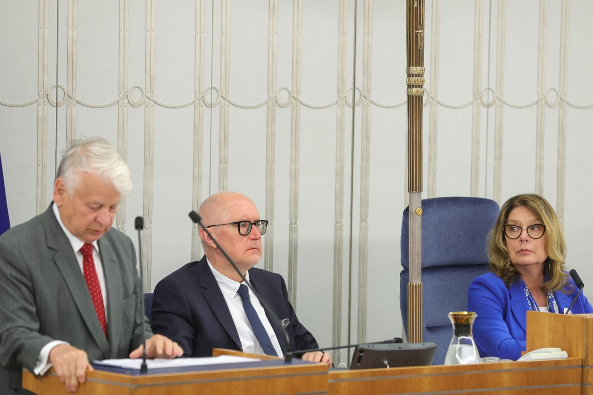 Marszałek Senatu Małgorzata Kidawa-Błońska i senator KO Bogdan Borusewicz na sali obrad Senatu w Warszawie