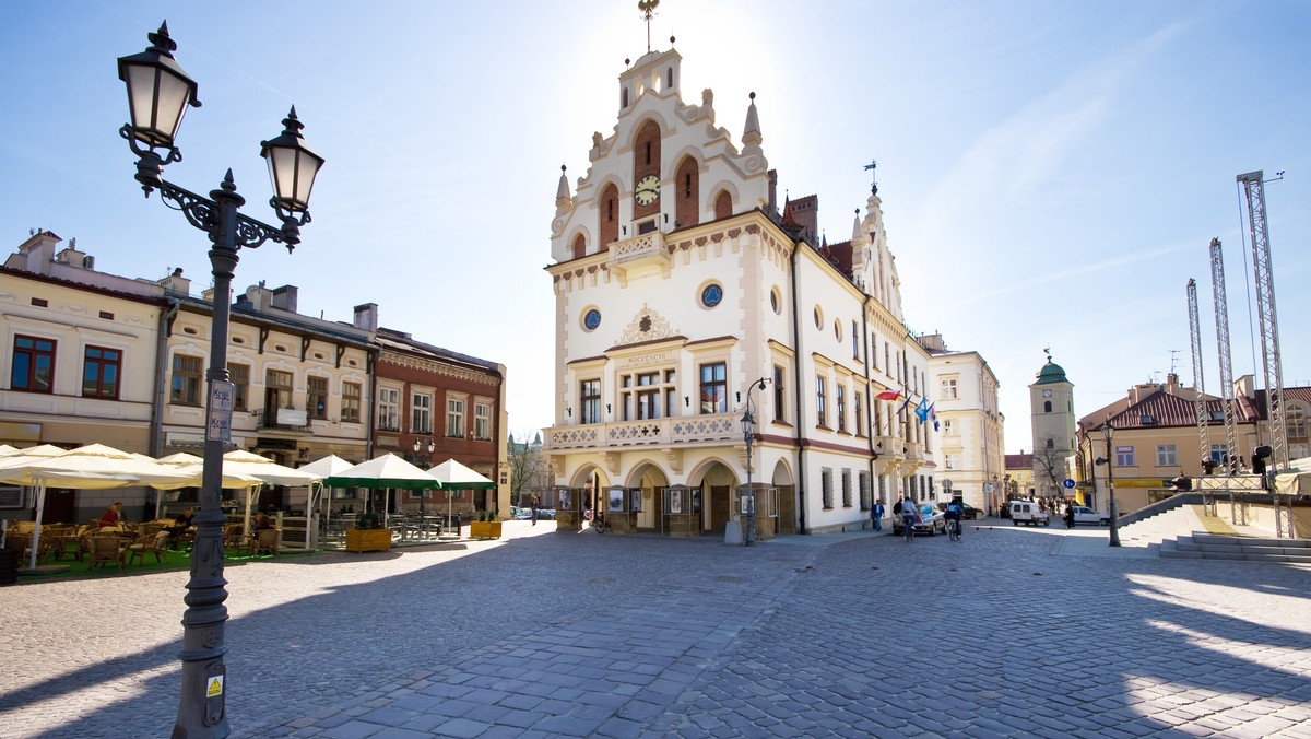 Wkrótce z rzeszowskiej przestrzeni publicznej znikną sześć dotychczasowych nazw ulic. To efekt zmian, jakie wymusza tzw. ustawa dekomunizacyjna. W porządku obrad jutrzejszej sesji Rady Miasta znalazły się projekty uchwał z nowymi nazwami.