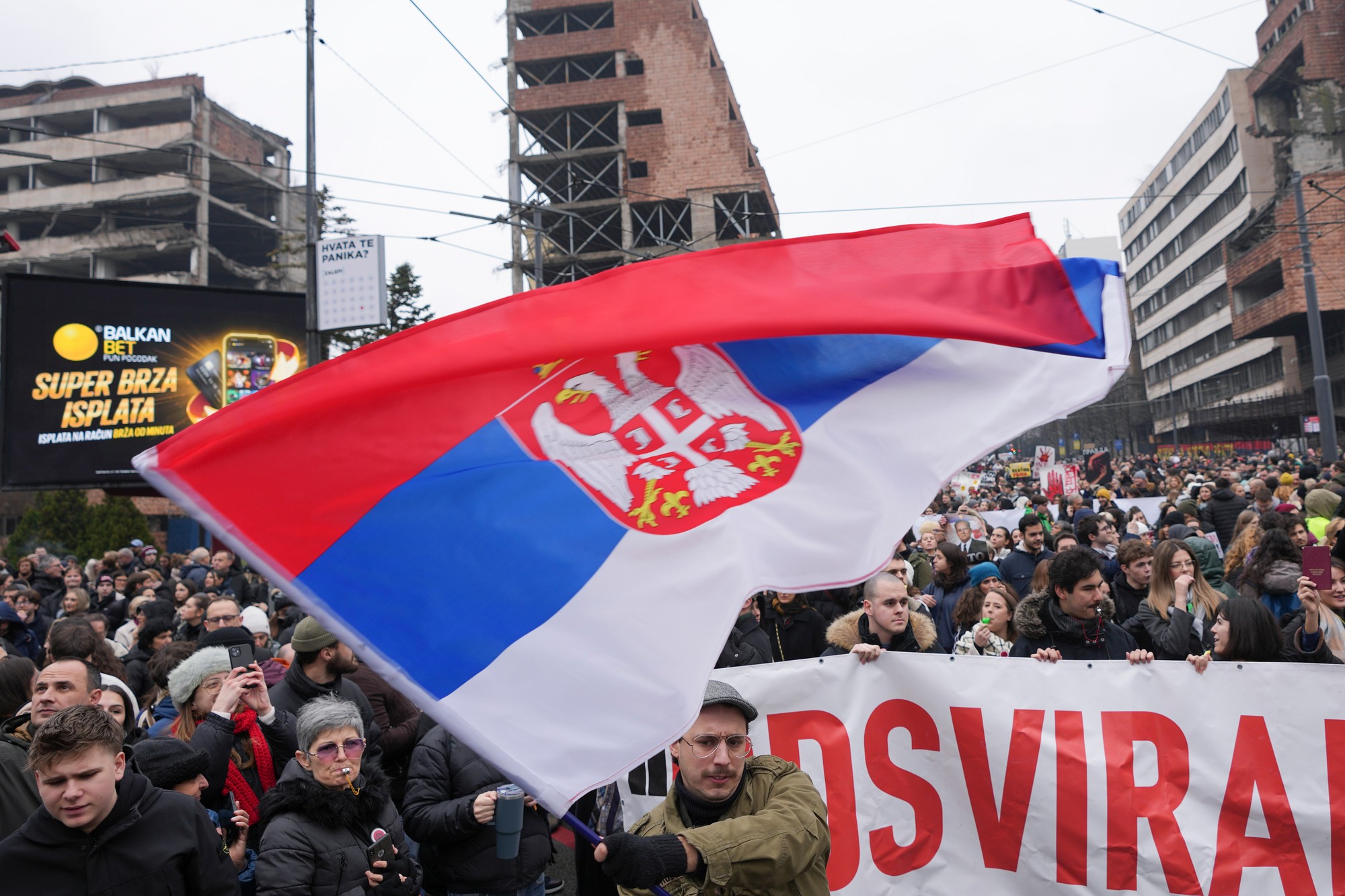 Vysokoškoláci protestujú počas generálneho štrajku v Belehrade v piatok 24. januára 2025.