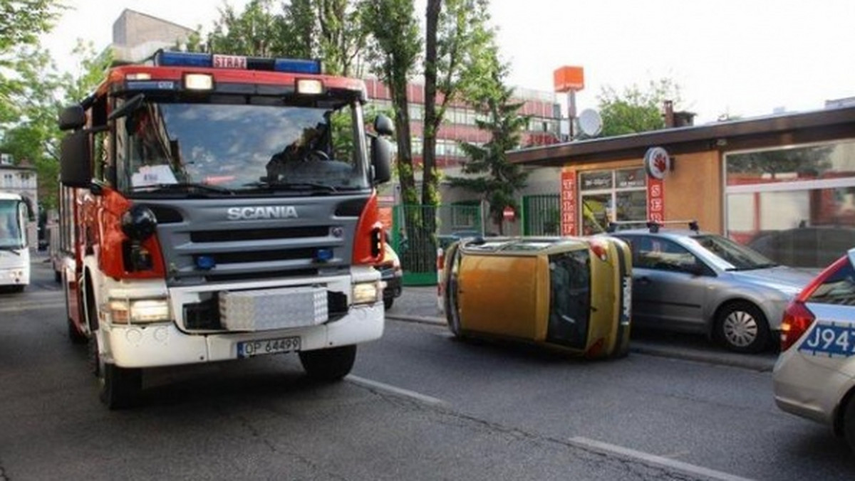 Cztery pojazdy, w tym autobus, zderzyły się na ul. Kołłątaja w Opolu. Jedna osoba została poszkodowana w tym zdarzeniu.