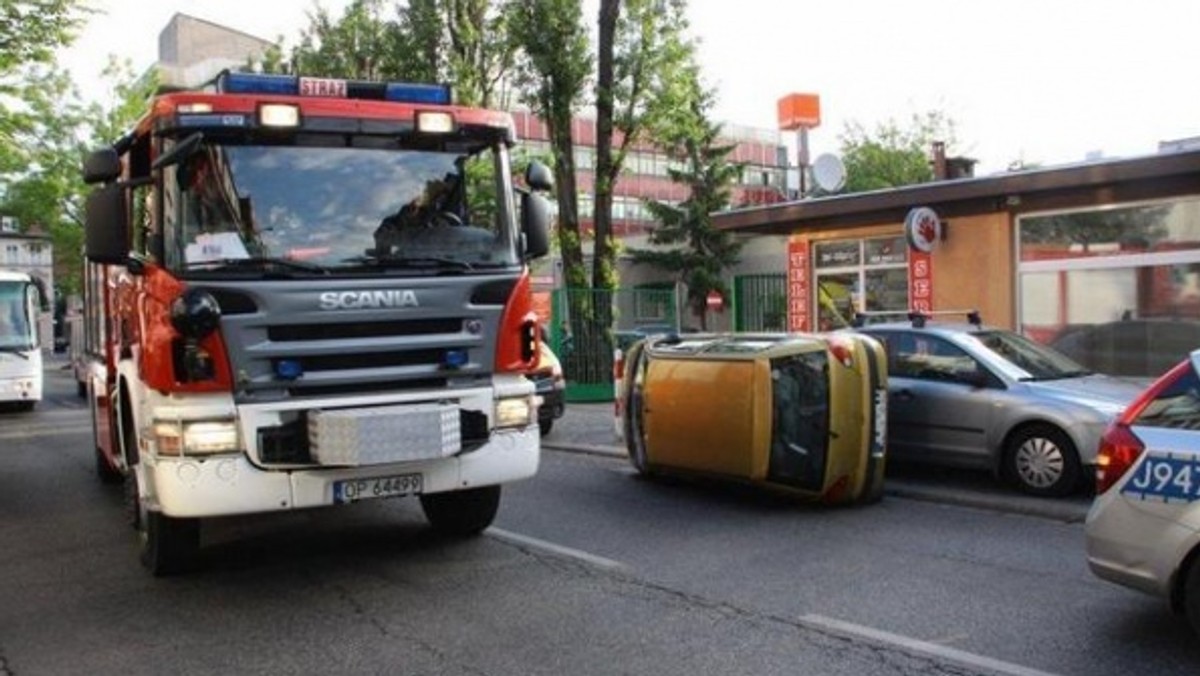 Cztery pojazdy, w tym autobus, zderzyły się na ul. Kołłątaja w Opolu. Jedna osoba została poszkodowana w tym zdarzeniu.