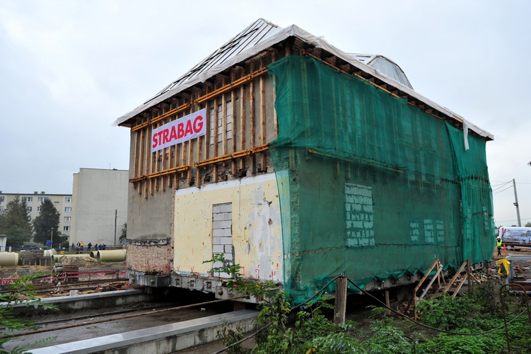 Wymieniono więźbę i posadowiono budynek na żelbetonowej płycie stabilizującej. Dla usztywnienie konstrukcji zamurowani wszystkie okna i drzwi, a przestrzeń między zewnętrznymi i wewnętrznymi murami wypełniono specjalną pianką. Wokół budynku zainstalowano opaskę zabezpieczającą ściany.<br><br> fot. (zuz) PAP/Marcin Bielecki