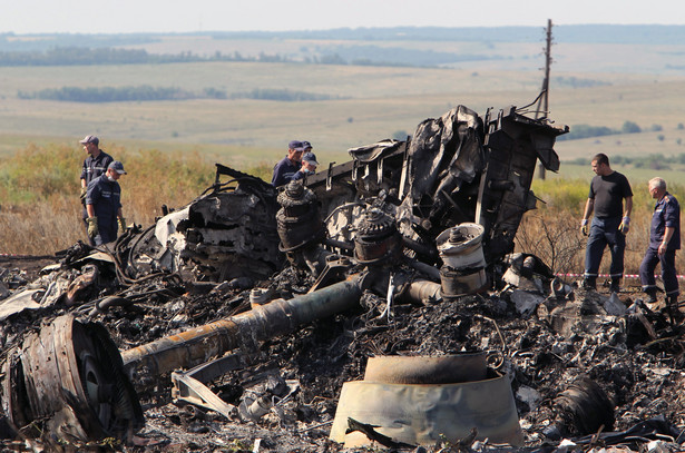 Drastyczny film z miejsca zestrzelenia MH17. Widać, jak separatyści plądrują bagaże ofiar