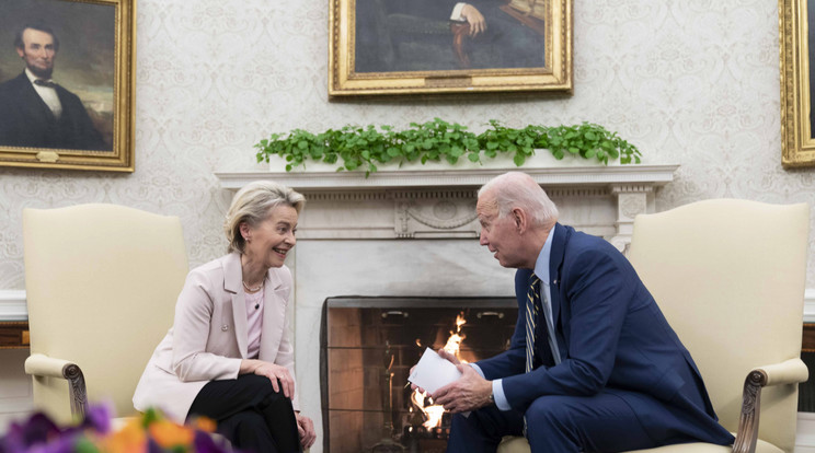 Joe Biden amerikai elnök és Ursula von der Leyen, az Európai Bizottság elnöke a washingtoni Fehér Ház Ovális irodájában / Fotó: MTI/EPA/Pool/UPI/Bonnis Cash