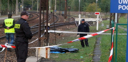 Tragedia! Wypadła z pociągu. Roztrzaskała się na słupie