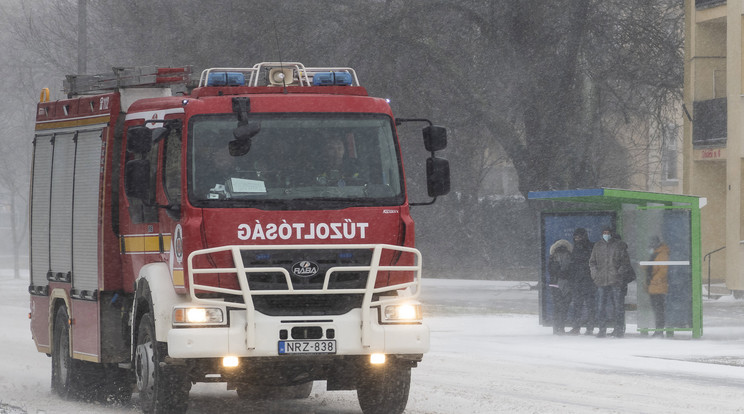 Tűzoltóautó és buszmegállóban várakozó utasok hóviharban Nyíregyházán, a Sóstói úton /MTI/Balázs Attila