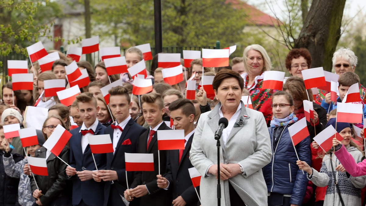 Premier Beata Szydło złożyła życzenia z okazji Dnia Polonii i Polaków za Granicą. Życzę wam wszystkiego najlepszego, abyście zawsze pamiętali o Polsce; zapraszamy do Polski, przyjeżdżajcie - warto - mówi premier do Polonii w nagraniu opublikowanym na Twitterze.