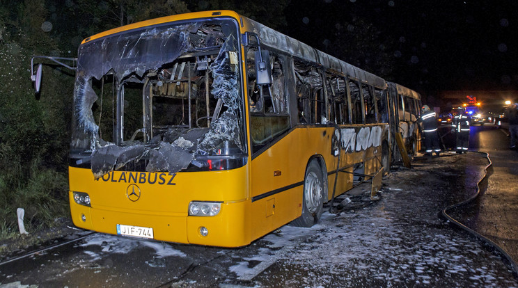 Kigyulladt egy autóbusz az M7-esen / Fotó: MTI/Lakatos Péter