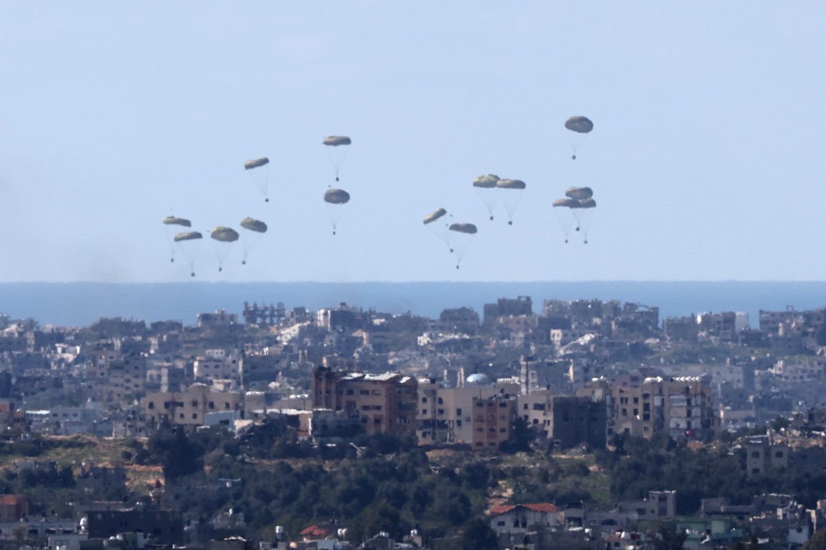 Zrzut pomocy humanitarnej nad Strefą Gazy