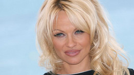 „Nincs szükségem senkire, hogy fizessem a számláimat” – Pamela Anderson tagadja, hogy exférje fizette volna ki az adósságait
