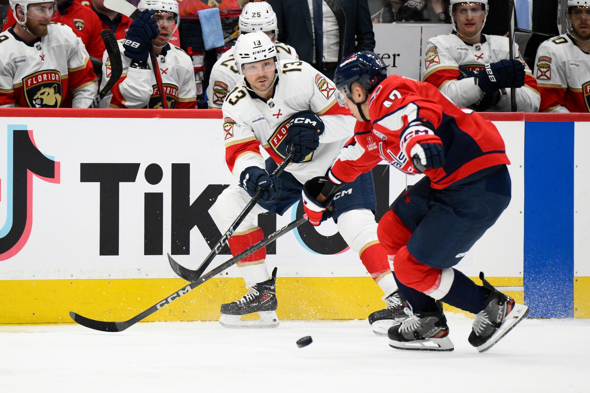 Sam Reinhart (Florida Panthers) a Martin Fehérváry (Washington Capitals).