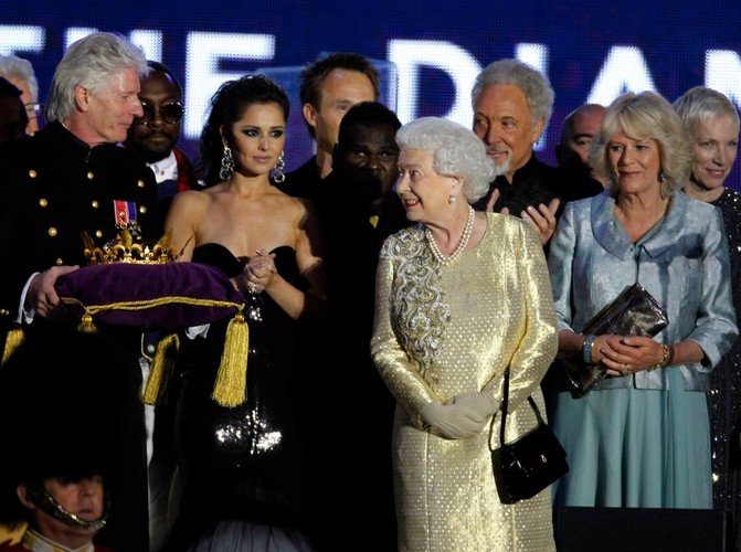 Królowa Elżbieta II i Cheryl Cole